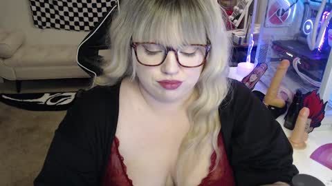 Snapshot of missdanibluee chatting on 12.16.24 missdanibluee online show from 12.16.24