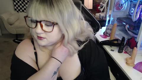 Snapshot of missdanibluee chatting on 12.19.24 missdanibluee online show from 12.19.24