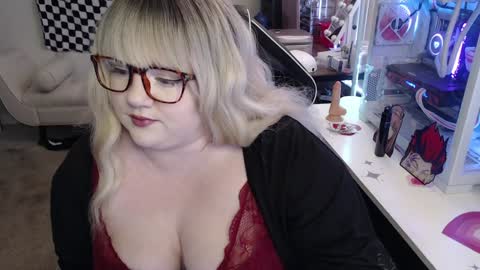 Snapshot of missdanibluee chatting on 02.05.25 missdanibluee online show from 02.05.25