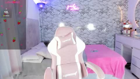 Snapshot of missgissel chatting on 02.11.26 Gisell Gigi online show from 02.11.26