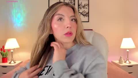 Snapshot of missisabella1 chatting on 09.19.25 Bella Castillo online show from 09.19.25