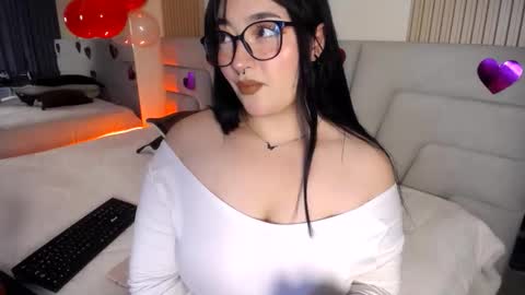 Snapshot of missloise chatting on 02.12.26 Miss Loise online show from 02.12.26