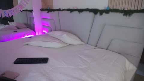 Snapshot of missloise chatting on 04.06.26 Miss Loise online show from 04.06.26