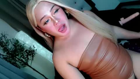 Snapshot of mistress_marta69 chatting on 11.10.25 mistress_marta69 online show from 11.10.25