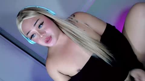 Snapshot of mistress_marta69 chatting on 11.19.25 mistress_marta69 online show from 11.19.25