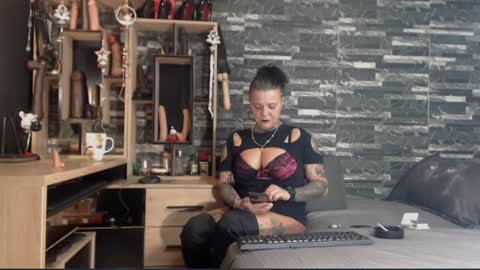 Snapshot of mistress_mirybossy chatting on 12.17.24 Mistress Mirybossy online show from 12.17.24