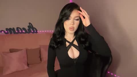 Snapshot of mistress_of_hearts chatting on 10.25.25 Mia online show from 10.25.25