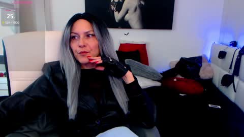 Snapshot of mistressevelyn_ chatting on 01.31.25 MistressEvelyn online show from 01.31.25
