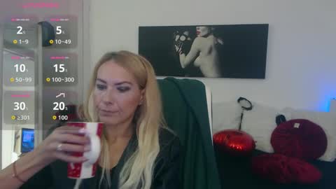 Snapshot of mistressevelyn_ chatting on 10.04.25 MistressEvelyn online show from 10.04.25