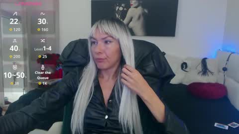 Snapshot of mistressevelyn_ chatting on 10.07.25 MistressEvelyn online show from 10.07.25