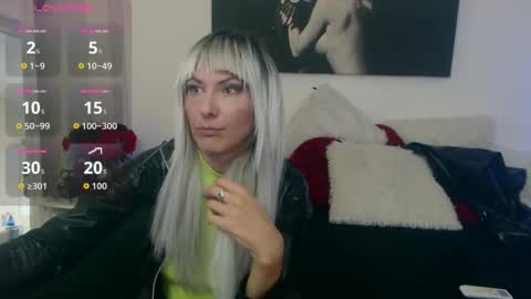 Snapshot of mistressevelyn_ chatting on 10.16.25 MistressEvelyn online show from 10.16.25