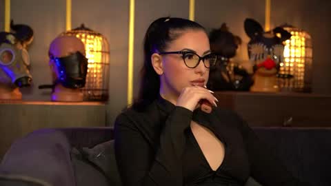 Snapshot of mistresskellykent chatting on 05.29.26 Mistress Kelly online show from 05.29.26