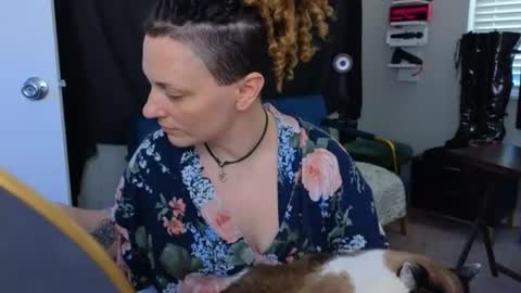 Snapshot of mistressquynnxo chatting on 06.11.26 Mistress Quynn online show from 06.11.26