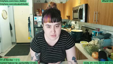 Snapshot of mizz_fieldss chatting on 04.05.26 Elizabxth Fields online show from 04.05.26