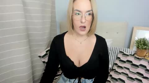 MollyCrazy online show from 11.27.25