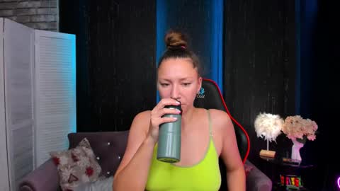 hi im Molly heregreat boobs big heart  warm pussy  online show from 11.19.25