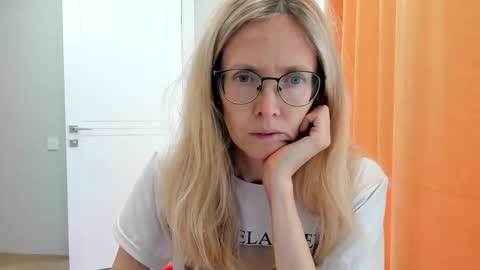 Snapshot of mollystory chatting on 09.17.25 AngelMomm online show from 09.17.25