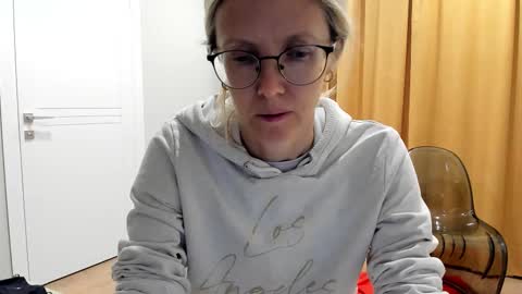 Snapshot of mollystory chatting on 10.14.25 AngelMomm online show from 10.14.25