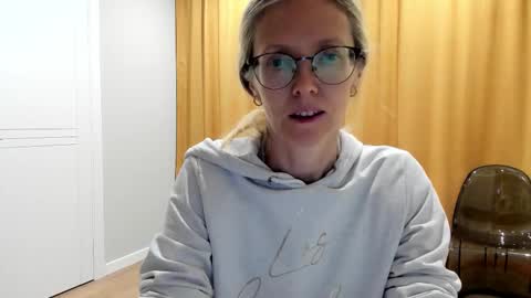 Snapshot of mollystory chatting on 10.19.25 AngelMomm online show from 10.19.25