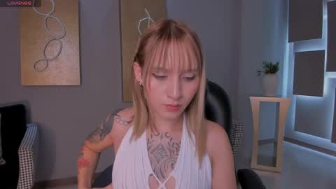 Snapshot of mollysunders_ chatting on 05.04.26 Molly Sunders online show from 05.04.26