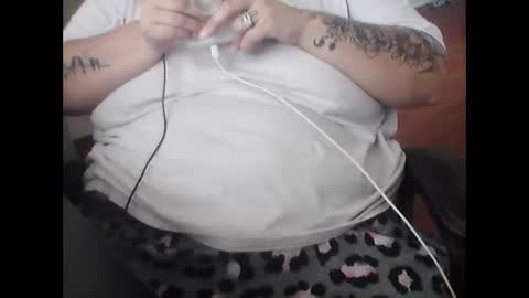 Snapshot of mommamia16 chatting on 10.28.25 Mia online show from 10.28.25