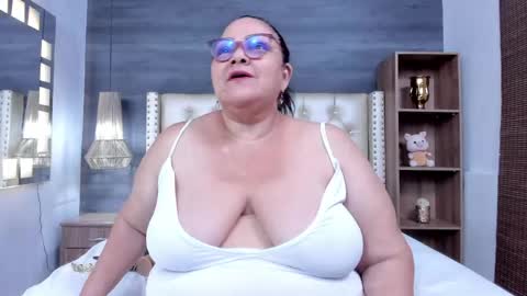Snapshot of mommy_cute chatting on 05.21.26 Jelitza online show from 05.21.26