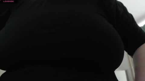 Snapshot of mommyissuess_ chatting on 10.15.25 Daphne  online show from 10.15.25
