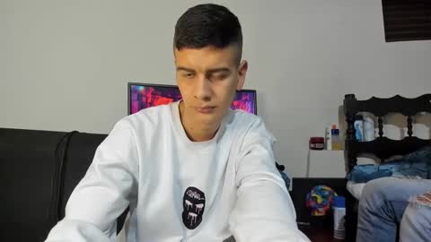 Snapshot of monarquia_ chatting on 12.08.24 nicolas online show from 12.08.24