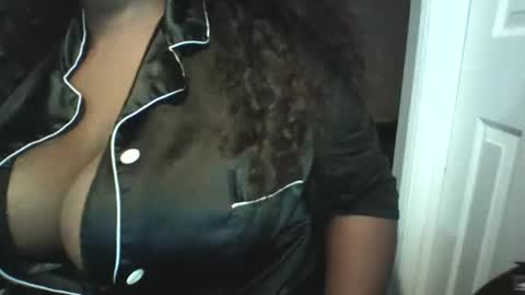 Snapshot of moni_simone chatting on 10.21.25 moni_simone online show from 10.21.25