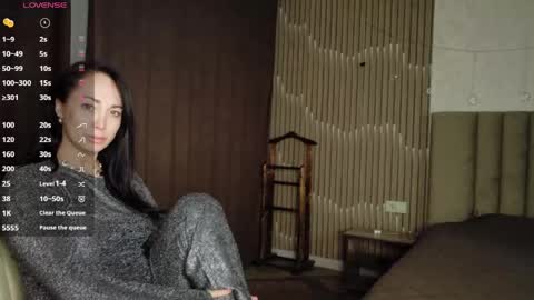 monica_weisss online show from 04.25.26