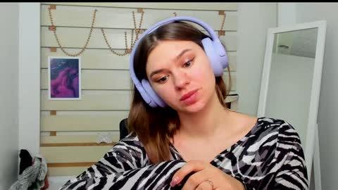 Snapshot of monika_youu chatting on 02.04.25 Monika online show from 02.04.25