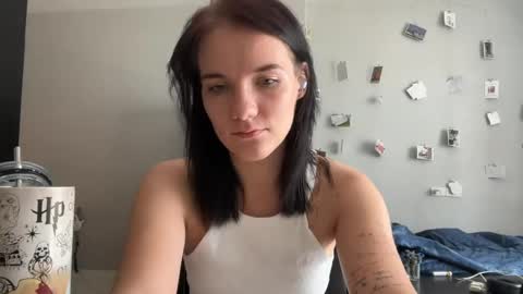 Snapshot of moniquerinn chatting on 04.16.26 Rose online show from 04.16.26