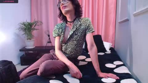 Snapshot of monsterhole91 chatting on 12.22.25 Linda Darling online show from 12.22.25