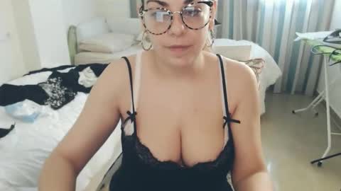 Snapshot of montserrat123 chatting on 04.06.26 Monse online show from 04.06.26