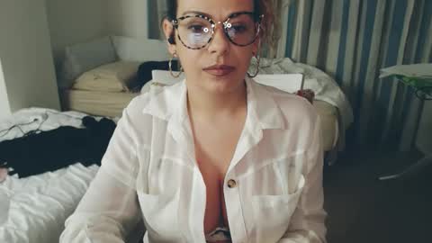 Snapshot of montserrat123 chatting on 04.15.26 Monse online show from 04.15.26