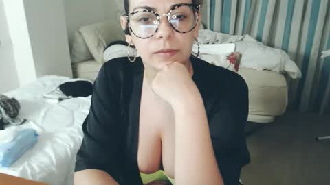 Snapshot of montserrat123 chatting on 04.17.26 Monse online show from 04.17.26