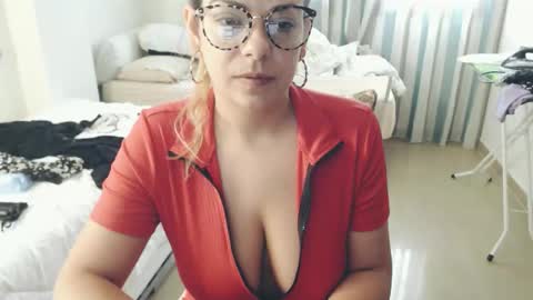 Snapshot of montserrat123 chatting on 04.24.26 Monse online show from 04.24.26
