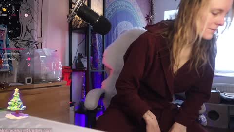 Snapshot of moon_nymph chatting on 12.15.24 Moon Nymph online show from 12.15.24