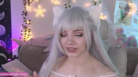Snapshot of moonlight_mia chatting on 02.19.25 Mia   online show from 02.19.25
