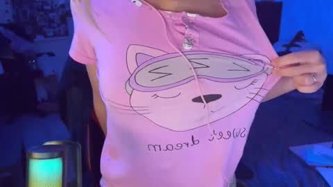 Snapshot of moonlight_mia chatting on 10.18.25 Mia   online show from 10.18.25