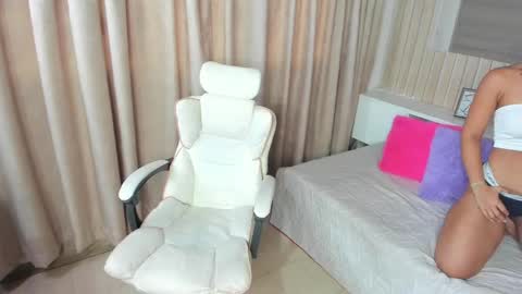 Snapshot of morena_divine chatting on 04.19.26 Morene online show from 04.19.26