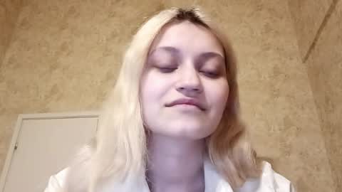 Eva is here now  help me get 50 thumbs up pls  online show from 03.28.26