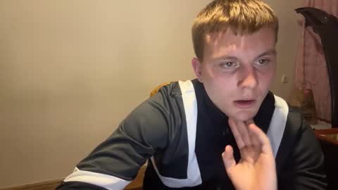 Snapshot of mrheat_ chatting on 10.09.25 Max online show from 10.09.25