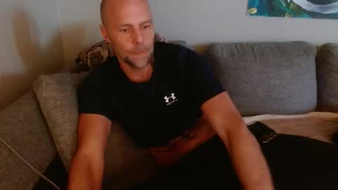Snapshot of mrpornstar33 chatting on 04.02.26 Twinsoulsex online show from 04.02.26