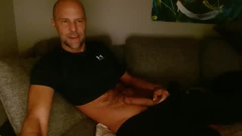 Snapshot of mrpornstar33 chatting on 04.03.26 Twinsoulsex online show from 04.03.26
