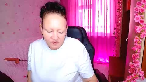 Snapshot of mrs___milf chatting on 09.25.25 mrs milf online show from 09.25.25