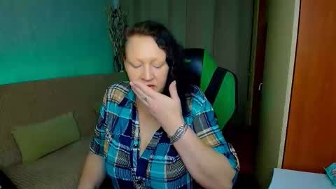 Snapshot of mrs___milf chatting on 10.04.25 mrs milf online show from 10.04.25