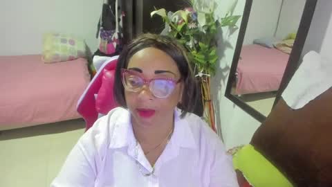 Snapshot of mrs_mommy chatting on 01.06.25 mrs_mommy online show from 01.06.25