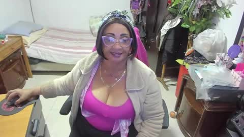 Snapshot of mrs_mommy chatting on 02.07.25 mrs_mommy online show from 02.07.25