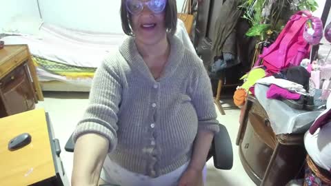 Snapshot of mrs_mommy chatting on 03.08.25 mrs_mommy online show from 03.08.25